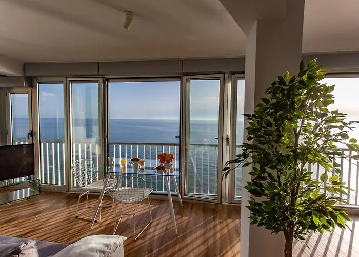 Panoramic Sea Views *