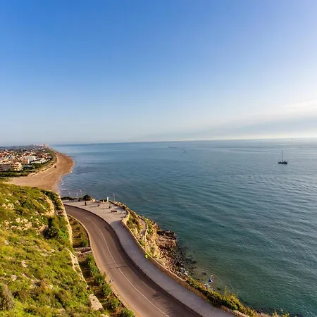 Panoramic Sea Views *