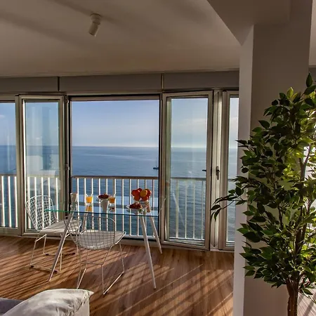 Panoramic Sea Views *